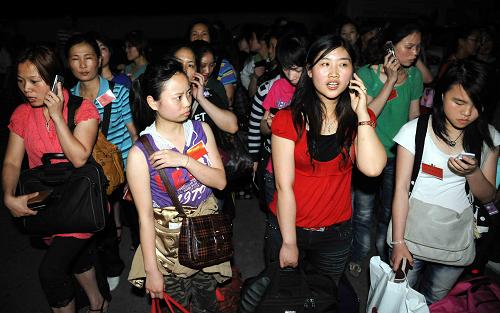 6月15日凌晨,在吉爾吉斯斯坦奧什,華僑華人準備乘專機回國。當日凌晨,第一批奧什的華僑華人搭乘吉爾吉斯斯坦救援包機回國。新華社記者 沙達提 攝
