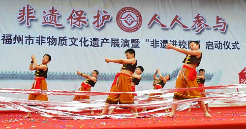 6月12日,福州臺(tái)江第三中心小學(xué)的學(xué)生在表演《閩江漁歌——船夫號(hào)子》。當(dāng)日是我國(guó)第五個(gè)“文化遺產(chǎn)日”,福州市非物質(zhì)文化遺產(chǎn)展演暨非遺進(jìn)校園授牌啟動(dòng)儀式在福州文廟舉行。來(lái)自福州市屬藝術(shù)院團(tuán)的專業(yè)演員和福州5所小學(xué)的學(xué)生同臺(tái)演出。福州市目前共有13個(gè)國(guó)家級(jí)非物質(zhì)文化遺產(chǎn)項(xiàng)目、48個(gè)省級(jí)非物質(zhì)文化遺產(chǎn)項(xiàng)目。新華社記者 魏培全 攝