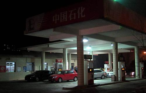 2月19日,機(jī)動(dòng)車在北京的一處加油站內(nèi)加油。 國家發(fā)展和改革委員會(huì)19日宣布,自20日零時(shí)起將汽油、柴油價(jià)格每噸均提高350元,相當(dāng)于90號(hào)汽油全國平均零售價(jià)每升上調(diào)0.26元,0號(hào)柴油全國平均每升上調(diào)0.3元,漲幅為4.5%。 新華社記者公磊攝