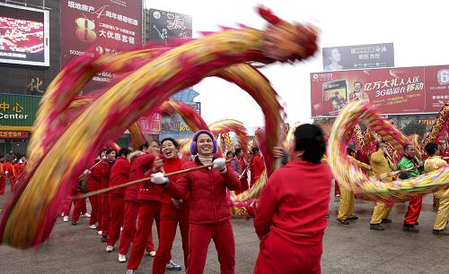 1月23日,龍獅隊(duì)在湖南永州市安康廣場(chǎng)進(jìn)行表演。當(dāng)日是龍年正月初一,湖南永州市零陵區(qū)政府組織龍獅隊(duì)到安康廣場(chǎng)表演,龍騰獅躍慶新春,為市民送上新春的祝福。新華社發(fā)(陶旭日 攝)