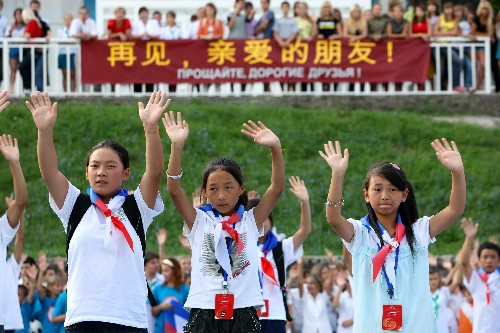 依依惜別情 8月4日,在俄羅斯南部黑海之濱的“小鷹”全俄兒童中心,中國學(xué)生向俄羅斯孩子揮手致意。當(dāng)日,在俄羅斯圖阿普謝市的“小鷹”全俄兒童中心療養(yǎng)的近200名四川地震災(zāi)區(qū)中小學(xué)生結(jié)束假期,啟程回國。這批四川地震災(zāi)區(qū)中小學(xué)生應(yīng)俄總統(tǒng)梅德韋杰夫邀請(qǐng),于7月19日抵達(dá)黑海之濱的“小鷹”全俄兒童中心療養(yǎng)。 新華社記者 沈伯韓攝