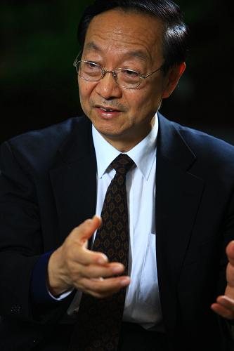 工業(yè)和信息化部部長李毅中在接受媒體采訪(11月9日攝)。 在接受記者采訪前,工業(yè)和信息化部部長李毅中一直低著頭,忙著發(fā)一條短信。 記者好奇地問:“您用的是2G還是3G手機(jī)?” 他抬起頭,臉上露出一個(gè)“落伍”長輩謙遜而和氣的微笑:“還是2G的呀,我就是打打電話、發(fā)發(fā)短信,你們年輕人的時(shí)尚應(yīng)用我都很少用啊。” 但這并不妨礙他把“2009年1月7日發(fā)放三張3G牌照”評為“十一五”期間中國工業(yè)和信息化領(lǐng)域令他“印象最深刻”的事件。 “迎難而上,任勞任怨”,這是中國工業(yè)和信息化系統(tǒng)“掌舵人”李毅中站在“十一五”和“十二五”交界點(diǎn)上,對工信部門的評語。 新華社記者 李明放 攝