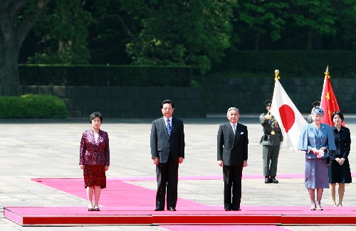 日本明仁天皇舉行儀式歡迎胡錦濤訪日 5月7日,日本明仁天皇舉行儀式歡迎中國國家主席胡錦濤訪問日本。這是胡錦濤和夫人劉永清與日本明仁天皇和皇后美智子在歡迎儀式上。 新華社記者 任正來 攝