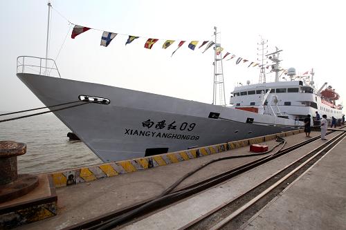6月3日,“向陽(yáng)紅09”試驗(yàn)?zāi)复瑥慕K江陰蘇南碼頭起航。新華社記者 羅沙 攝