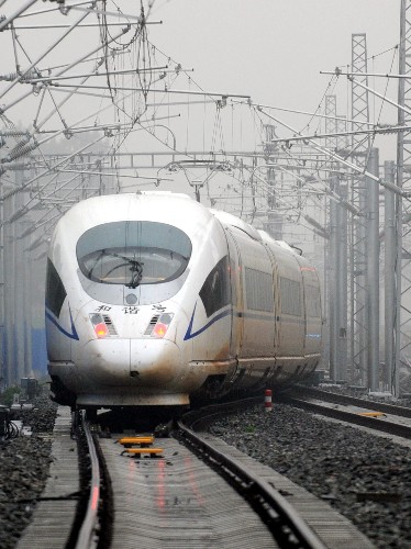 7月1日,京津城際列車在進(jìn)行試運(yùn)行。截至6月30日,京津城際鐵路系統(tǒng)聯(lián)調(diào)聯(lián)試工作順利完成,京津城際鐵路于7月1日開始試運(yùn)行。進(jìn)入試運(yùn)行階段后,京津城際鐵路將按正式運(yùn)營條件進(jìn)行空載試運(yùn)行,驗(yàn)證列車追蹤運(yùn)行間隔、車站接發(fā)列車間隔、供電能力等情況,同時(shí)安排模擬設(shè)備故障和惡劣天氣情況下的應(yīng)急演練。 新華社記者 李文 攝