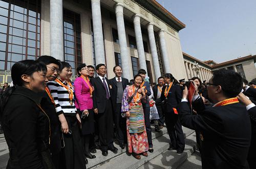 4月27日,2010年全國勞動模范和先進(jìn)工作者表彰大會在北京人民大會堂舉行。這是與會者在大會堂前合影。 新華社記者 何俊昌 攝