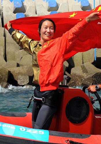 8月20日,獲得冠軍的中國(guó)選手殷劍向觀眾致意。當(dāng)日,北京奧運(yùn)會(huì)女子帆板獎(jiǎng)牌輪比賽在青島舉行,中國(guó)選手殷劍獲得冠軍。新華社記者王頌攝
