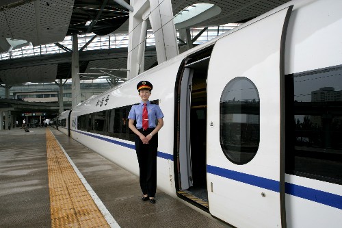 CRH3“和諧號(hào)”動(dòng)車組的列車員將以嶄新的姿態(tài)和優(yōu)質(zhì)服務(wù)迎接旅客(7月18日攝)。日前,鐵道部在北京舉行新聞發(fā)布會(huì),宣布作為北京奧運(yùn)會(huì)的重點(diǎn)配套工程,京津城際鐵路將于8月1日通車運(yùn)營(yíng)。新華社發(fā)(原瑞倫攝)