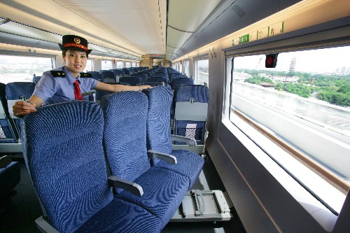 CRH3“和諧號(hào)”動(dòng)車組座椅可旋轉(zhuǎn)(7月17日攝)。日前,鐵道部在北京舉行新聞發(fā)布會(huì),宣布作為北京奧運(yùn)會(huì)的重點(diǎn)配套工程,京津城際鐵路將于8月1日通車運(yùn)營(yíng)。 新華社發(fā)(原瑞倫攝)