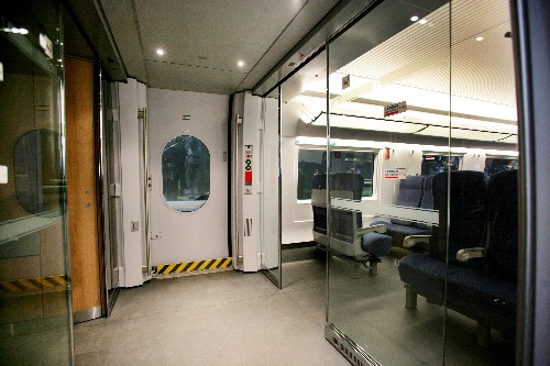 CRH3“和諧號(hào)”動(dòng)車組玻璃隔斷(7月18日攝)。日前,鐵道部在北京舉行新聞發(fā)布會(huì),宣布作為北京奧運(yùn)會(huì)的重點(diǎn)配套工程,京津城際鐵路將于8月1日通車運(yùn)營(yíng)。 新華社發(fā)(原瑞倫攝)