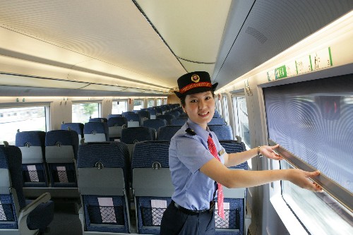 CRH3“和諧號(hào)”動(dòng)車組窗簾可調(diào)節(jié)(7月17日攝)。日前,鐵道部在北京舉行新聞發(fā)布會(huì),宣布作為北京奧運(yùn)會(huì)的重點(diǎn)配套工程,京津城際鐵路將于8月1日通車運(yùn)營(yíng)。 新華社發(fā)(原瑞倫攝)