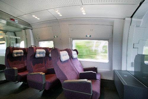 CRH3“和諧號(hào)”動(dòng)車組VIP車廂(7月17日攝)。日前,鐵道部在北京舉行新聞發(fā)布會(huì),宣布作為北京奧運(yùn)會(huì)的重點(diǎn)配套工程,京津城際鐵路將于8月1日通車運(yùn)營(yíng)。 新華社發(fā)(原瑞倫攝)