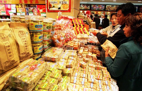 11月13日,消費(fèi)者在上海南京路上的一家食品商店內(nèi)選購商品。 當(dāng)日,國家統(tǒng)計(jì)局公布的數(shù)據(jù)顯示,由于季節(jié)變化鮮菜價(jià)格上漲較快,以及入秋以來豬肉消費(fèi)量增價(jià)漲,10月份居民消費(fèi)價(jià)格總水平,比去年同月上漲6.5%,比上月上漲0.3%。1至10月累計(jì),居民消費(fèi)價(jià)格總水平同比上漲4.4%。 新華社記者 裴鑫 攝