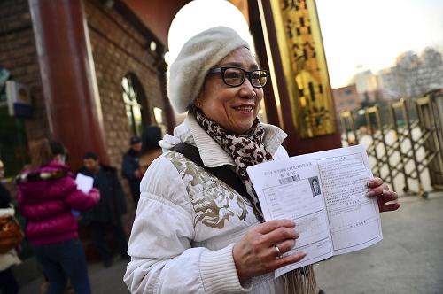 1月4日,65歲的仝正國在展示碩士研究生考試準(zhǔn)考證。新華社發(fā)(游思行 攝)
