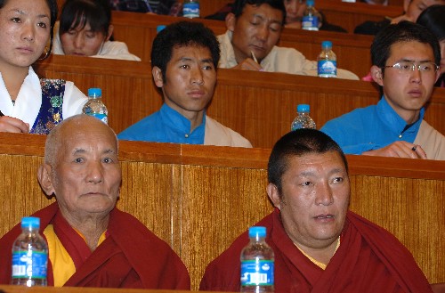 11月11日,中央宣講團(tuán)黨的十七大精神報(bào)告會(huì)在拉薩舉行,西藏各族各界1000多人與會(huì),聆聽中央宣講團(tuán)成員的報(bào)告。 新華社記者 覺果 攝
