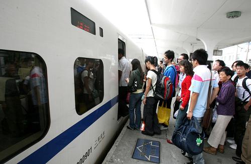 10月4日,旅客在蘇州火車站排隊上車。 隨著國慶黃金周接近尾聲,到蘇州探親訪友和旅游觀光的外地旅客開始陸續(xù)返程,蘇州火車站秩序井然應(yīng)對客流高峰。新華社發(fā)