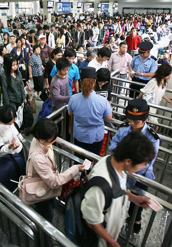 10月4日,旅客在蘇州火車站候車大廳排隊檢票。新華社發(fā)