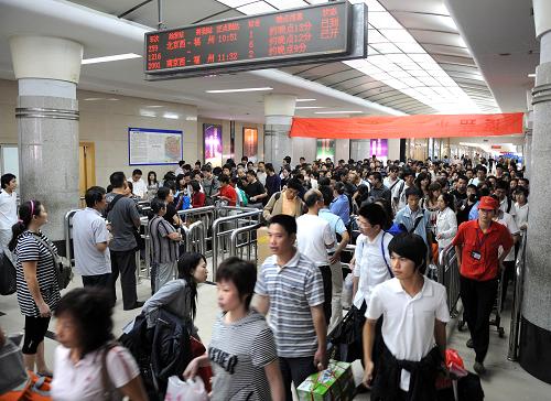 10月7日,旅客通過(guò)福州火車站出站口。10月6日以來(lái),福州火車站迎來(lái)以短程客流為主的返程客流高峰。該站采取多項(xiàng)措施確保旅客出行順暢。新華社記者 姜克紅 攝