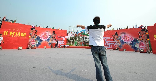9月14日,工作人員在殘奧村升旗廣場(chǎng)搭建演出用的舞臺(tái)。當(dāng)日是中國的傳統(tǒng)節(jié)日中秋節(jié),殘奧村準(zhǔn)備了中秋之夜文藝節(jié)目,讓參賽運(yùn)動(dòng)員歡度中國傳統(tǒng)佳節(jié)。 新華社記者 李文 攝