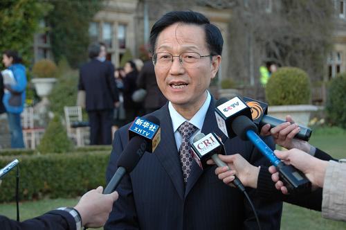 接受共和國部長訪談的財政部部長謝旭人用“為國理財,為民服務(wù)”8個字詮釋了財政部門的重任。 這是2009年3月14日,財政部部長謝旭人在英國接受媒體采訪。 新華社記者 何大隆 攝