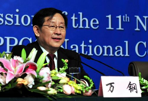 科技支撐發(fā)展 科技引領(lǐng)未來——新中國成立60周年之際專訪科技部部長萬鋼 接受共和國部長訪談的科技部部長萬鋼說,“為國家的長遠(yuǎn)發(fā)展打地基、鋪好路,科技部的任務(wù)就是自主創(chuàng)新、重點(diǎn)跨越、支撐發(fā)展、引領(lǐng)未來。” 這是2008年3月13日,科技部部長萬鋼在北京兩會新聞中心就“科技創(chuàng)新”問題接受中外記者集體采訪。 新華社發(fā)