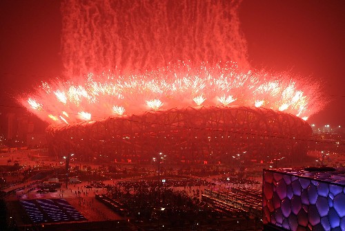 8月8日晚,第29屆北京奧運(yùn)會(huì)開幕式在國家體育場隆重舉行。這是開幕式上的焰火表演“紅閃鳥巢”。 新華社記者徐家軍攝
