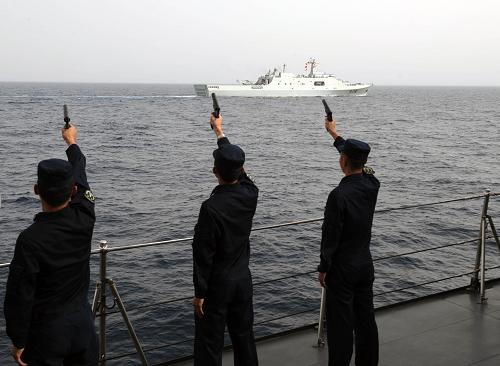 7月18日,中國海軍第五批第六批護航編隊在亞丁灣西部海域舉行分航儀式。新華社記者劉春暉攝