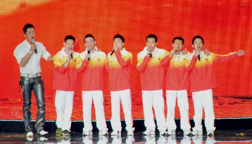 9月1日,奧運(yùn)會(huì)金牌運(yùn)動(dòng)員進(jìn)行表演。當(dāng)日,澳門(mén)特區(qū)舉行大型聯(lián)歡晚會(huì),近5000名觀眾到場(chǎng)觀看內(nèi)地奧運(yùn)金牌運(yùn)動(dòng)員的表演。 新華社記者張家偉攝