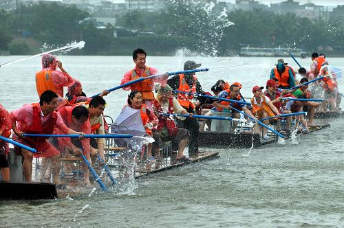 10月3日,在瓊海萬泉河漂流的游客興致勃勃在大雨中打水仗,別有一番情趣。受今年第17號熱帶風(fēng)暴“海高斯”影響,海南部分地區(qū)降雨,但并沒有影響黃金周游客的好心情。新華社發(fā)(蒙鐘德 攝)