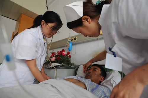 8月7日,50歲的受傷礦工蘭風(fēng)成在招遠(yuǎn)市人民醫(yī)院呼吸內(nèi)科接受救治。 山東省招遠(yuǎn)市玲南礦業(yè)有限責(zé)任公司羅山金礦6日下午5時(shí)許發(fā)生一起電纜起火事故,截至8月7日12時(shí)42分,被困井下的329名作業(yè)人員全部升井,其中16人死亡。目前受傷礦工正在醫(yī)院接受治療。 新華社記者 郭緒雷 攝