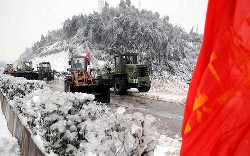 1月中旬至2月上旬,我國南方大部分地區(qū)遭遇罕見低溫雨雪冰凍災害,交通運輸嚴重受阻,電力設施損毀嚴重,群眾生產生活受到嚴重影響,因災直接經(jīng)濟損失達到1516.5億元。一方有難,八方支援。全國上下萬眾一心,共同抗擊雨雪冰凍災害。這是2008年2月3日,大型除冰車輛在京珠高速公路湖南段破冰疏通。新華社發(fā)
