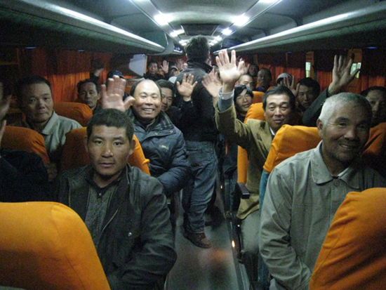 2月23日,在利比亞和埃及兩國(guó)邊境的薩魯姆口岸,中國(guó)公民入關(guān)埃及后登上大巴準(zhǔn)備離開(kāi)。新華社發(fā)