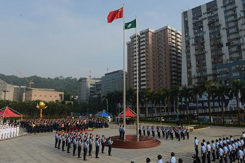 10月1日,澳門特別行政區(qū)政府在金蓮花廣場舉行隆重的升旗儀式,慶祝中華人民共和國成立64周年。新華社記者 張金加 攝