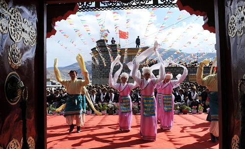 克松村村民文化演出隊(duì)為群眾演出舞蹈(3月24日攝)。