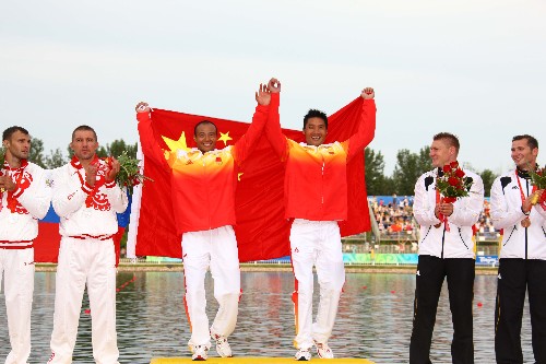 8月23日,中國選手孟關良(右三)/楊文軍(左三)在男子雙人劃艇500米頒獎儀式上。當日,北京奧運會皮劃艇靜水男子雙人劃艇500米決賽在順義奧林匹克水上公園舉行,中國選手孟關良/楊文軍以1分41秒025的成績獲得冠軍,成功衛(wèi)冕。新華社記者 龔兵 攝