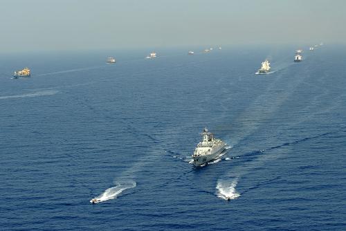 6月16日,中國海軍“廣州”艦護送中外商船航行在亞丁灣索馬里海域。當?shù)貢r間16日上午9時(北京時間14時),包括6艘香港商船在內(nèi)的22艘中外船舶,在中國海軍第五批護航編隊“廣州”艦、“微山湖”艦的伴隨護航下,開始向亞丁灣東部海域進發(fā)。這是中國海軍護航編隊執(zhí)行的第209批護航任務,也是第五批護航編隊目前單批護送香港船舶最多的一次。至此,海軍護航編隊已累計為527艘香港船舶提供伴隨護航。截至6月15日,中國海軍護航編隊已先后為1342艘中國船舶提供伴隨護航,其中包括792艘內(nèi)地船舶、527艘香港船舶和23艘臺灣船舶。新華社記者 劉春暉 攝