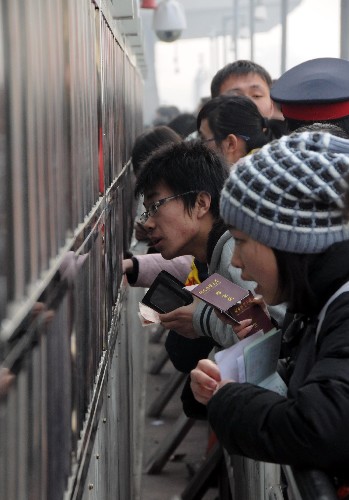 1月6日,幾名大學(xué)生在石家莊火車站新增加的臨時售票窗口購買火車票。 當日,大量旅客來到石家莊火車站購買火車票,其中大部分是高校大學(xué)生,他們當天可以買1月10日以前的車票。為方便群眾春節(jié)返鄉(xiāng),鐵路部門增開了約70趟途經(jīng)石家莊的列車。 新華社記者 王民 攝