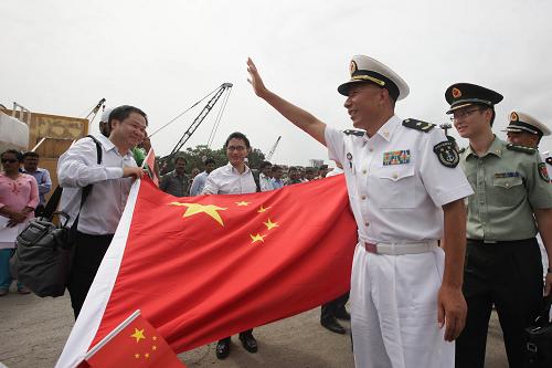 8月6日,在印度孟買港,“和諧使命—2013”任務(wù)指揮員沈浩少將(右二)向歡迎人群招手。新華社記者 鄭煥松 攝