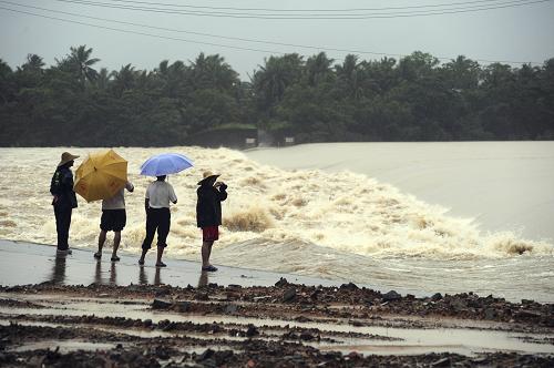10月5日,海南瓊海市民在萬泉河畔查看水情。目前,海南的強降雨仍在持續(xù),預計將持續(xù)到5日夜間。10月4日23時,海南省氣象局將暴雨Ⅲ級應急響應提升為Ⅱ級應急響應。海南省國土環(huán)境資源廳和海南省氣象局已共同發(fā)布地質災害預報:預計未來五指山市、瓊中縣、保亭縣、三亞市中北部、陵水縣北部、萬寧市西部、澄邁縣中部7個市縣降雨誘發(fā)地質災害的可能性大,預報等級為4級。新華社發(fā)(蒙鐘德 攝)
