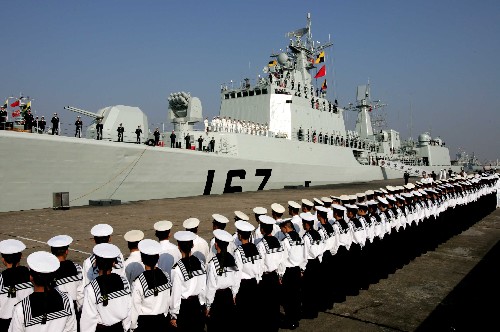 11月21日,海軍南海艦隊在碼頭為“深圳”艦出訪日本舉行隆重的歡送儀式。