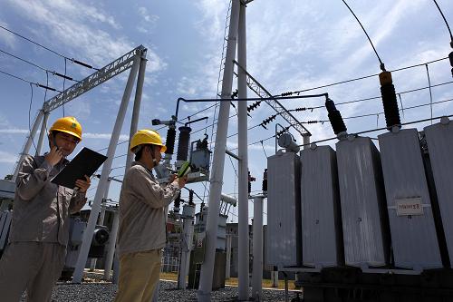 8月5日,江西省都昌縣供電公司員工在對110千伏七角輸變電站高壓設(shè)備進(jìn)行測溫。連日來,江南地區(qū)持續(xù)高溫天氣,鄱陽湖畔的江西省都昌縣電網(wǎng)負(fù)荷不斷刷新歷史記錄。該縣供電公司加強(qiáng)轄區(qū)輸變電設(shè)備測溫、巡查,及時消除設(shè)備的安全隱患,全力保障電網(wǎng)設(shè)備安全穩(wěn)定運(yùn)行。新華社發(fā)(傅建斌攝)