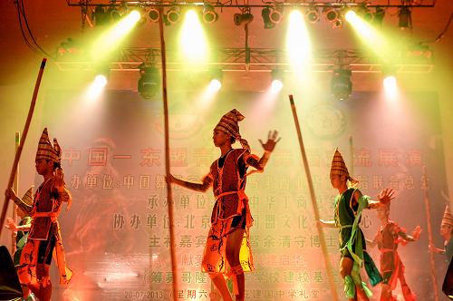 7月20日,在馬來(lái)西亞沙巴州哥打基納巴盧,來(lái)自中國(guó)深圳市芭蕾舞學(xué)會(huì)的青少年舞蹈演員表演芭蕾舞。 新華社發(fā)