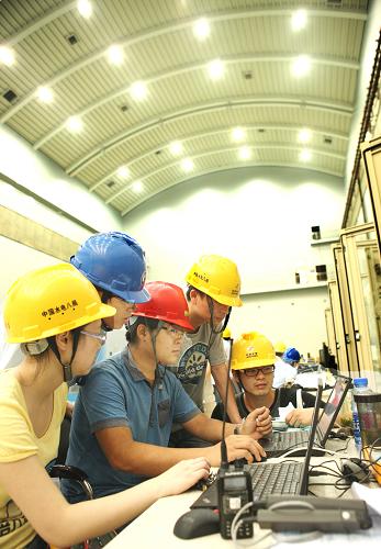 7月14日,技術(shù)人員密切關(guān)注溪洛渡水電站首臺機組各項數(shù)據(jù)。 7月15日零點,我國第二大水電站——金沙江溪洛渡水電站首臺機組(13F)圓滿完成72小時試運行,正式投產(chǎn)并網(wǎng)發(fā)電。 經(jīng)過十多年的建設(shè),金沙江溪洛渡水電站18臺發(fā)電機組建設(shè)已到了最后沖刺階段。據(jù)中國三峽集團溪洛渡工程建設(shè)部有關(guān)負責(zé)人介紹,2014年,電站18臺機組全部投入運行后,這座金沙江上的電力巨人將成為我國僅次于三峽工程的第二大水電站。 新華社發(fā)(孫榮剛 攝)