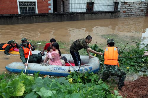 7月19日,海警官兵將受困婦女、兒童轉(zhuǎn)移到安全地帶。 7月18日晚20時30分,今年第8號熱帶風(fēng)暴“西馬侖”在福建漳浦登陸,給廈門地區(qū)帶來強(qiáng)降雨,在短短10小時內(nèi),海滄區(qū)的降水量直逼100毫米。7月19日凌晨4點(diǎn)多,地處低洼地帶的廈門市海滄區(qū)后井村形成內(nèi)澇,水深最深處達(dá)7米,村里30多戶80多名村民被困。福建海警三支隊指揮中心馬上啟動抗臺搶險預(yù)案,在海警等多部門的聯(lián)合救援下,3個多小時內(nèi)安全轉(zhuǎn)移被困群眾40多人。截止發(fā)稿時,救援工作仍在進(jìn)行。 新華社發(fā)