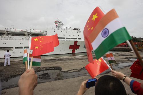 8月6日,在印度孟買港,中方人員歡迎中國(guó)海軍“和平方舟”號(hào)醫(yī)院船抵達(dá)。 執(zhí)行“和諧使命—2013”任務(wù)的中國(guó)海軍“和平方舟”號(hào)醫(yī)院船于當(dāng)?shù)貢r(shí)間6日下午抵達(dá)印度孟買港,開始為期6天的友好訪問。 新華社記者鄭煥松攝