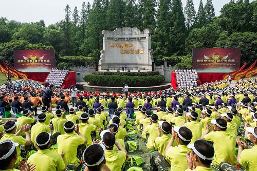 5月3日,來自南京部分高校和部隊(duì)的青年在中山陵音樂臺參加主題團(tuán)日活動(dòng),紀(jì)念“五四”運(yùn)動(dòng)94周年。當(dāng)日,由共青團(tuán)江蘇省委主辦的“共筑中國夢 毅行青春路”——江蘇省暨南京市紀(jì)念“五四”運(yùn)動(dòng)94周年主題團(tuán)日活動(dòng)在南京舉行。新華社記者 李芒茫 攝