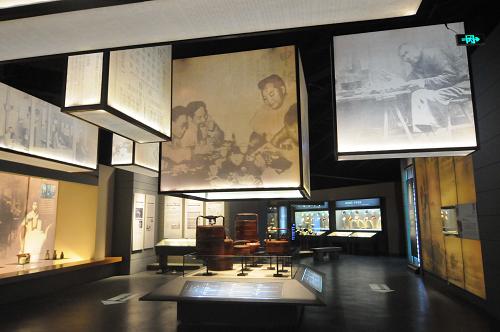 3月20日拍攝的浙江杭州中國杭幫菜博物館內(nèi)景。 當(dāng)日,位于浙江杭州鳳凰山南麓的中國杭幫菜博物館開館迎客。該館建筑面積12470平方米,由專業(yè)展陳館、錢塘廚房、杭州味道和東坡閣四大區(qū)域組成,是一座集杭幫菜展示、體驗(yàn)、培訓(xùn)、經(jīng)營于一體的美食文化特色博物館。新華社發(fā)(朱引煒 攝)