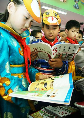 4月19日,在內(nèi)蒙古新華發(fā)行集團圖書大廈,呼和浩特市民族實驗小學學生在翻閱蒙文版《學生科學技術(shù)百科》。當日,內(nèi)蒙古新華發(fā)行集團公司在呼和浩特市舉行蒙文版《學生科學技術(shù)百科》首發(fā)式。全書根據(jù)中小學生知識程度和教育部科學課綱要的進度,按每年級一冊編撰,共9冊,除涉及天文、地球、動植物、地理、物理、化學等內(nèi)容外,還增加了環(huán)境、防災防病、人體、心理衛(wèi)生、電子技術(shù)、汽車飛機發(fā)展史等百科知識以及科學實驗篇章。新華社發(fā)(王正 攝)