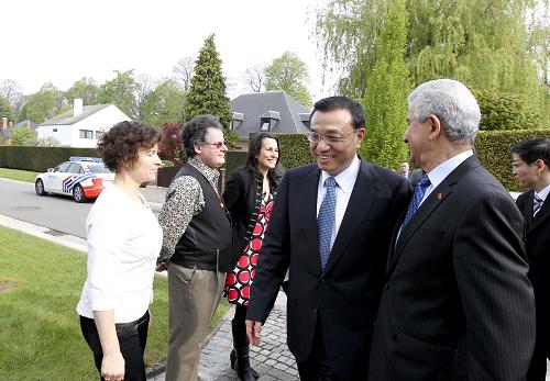 5月2日,國務(wù)院副總理李克強專程驅(qū)車前往比利時對華友好人士李德漢家中,看望比利時友人,與他們親切交談,現(xiàn)場始終洋溢著熱情、友好的氣氛。 新華社記者 丁林 攝