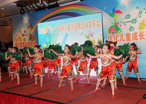 5月14日,小朋友們在發(fā)布會上表演兒童舞蹈。當(dāng)日,2012年“六一”國際兒童節(jié)慶?;顒影l(fā)布會在北京舉行,相關(guān)部門要求切實(shí)組織好2012年“六一”國際兒童節(jié)慶?;顒樱尯⒆觽冞^一個快樂有意義的節(jié)日;特別要求重點(diǎn)關(guān)注關(guān)愛特殊、困難兒童群體。中央文明辦將組織孩子們開展歌詠活動;教育部、國家廣電總局將舉辦兒童電影展映活動;全國婦聯(lián)、文化部、民政部等也將組織系列活動慶祝“六一”國際兒童節(jié)。新華社記者 何俊昌 攝